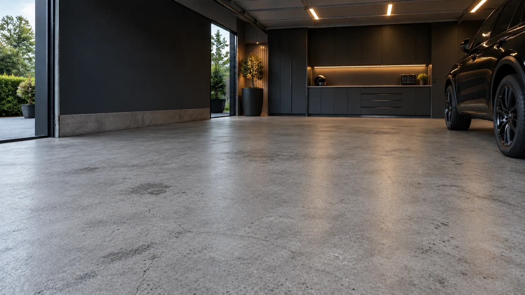 Conceptbeeld van garage met onbehandelde betonvloer
